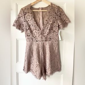 Tobi lace romper. Size: small